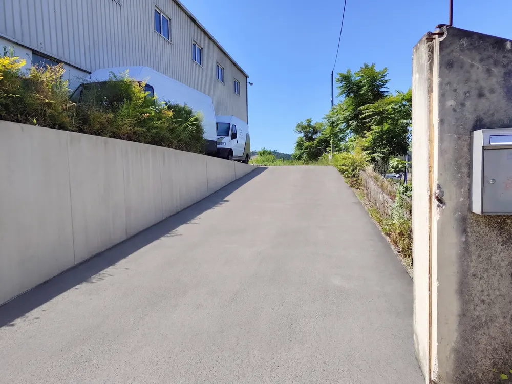 Entrada das instalações da Rabiscos de Madeira em Lordelo