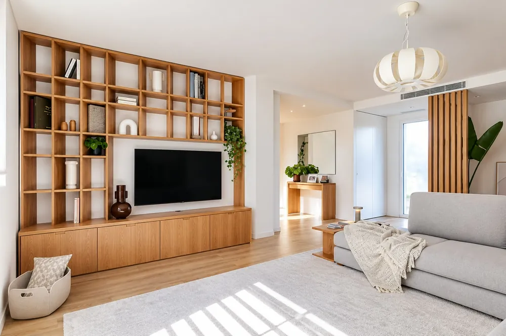 Sala com estante em madeira por medida, móvel de TV e ripado