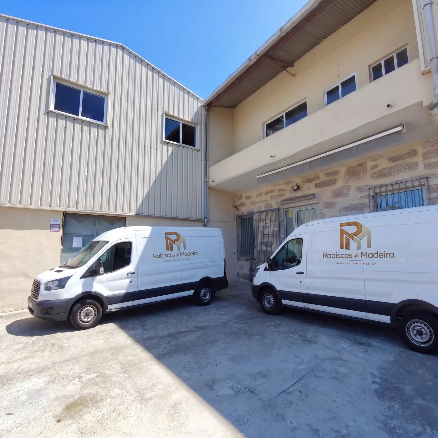 Instalações da Rabiscos de Madeira em Lordelo, com as carrinhas da empresa
