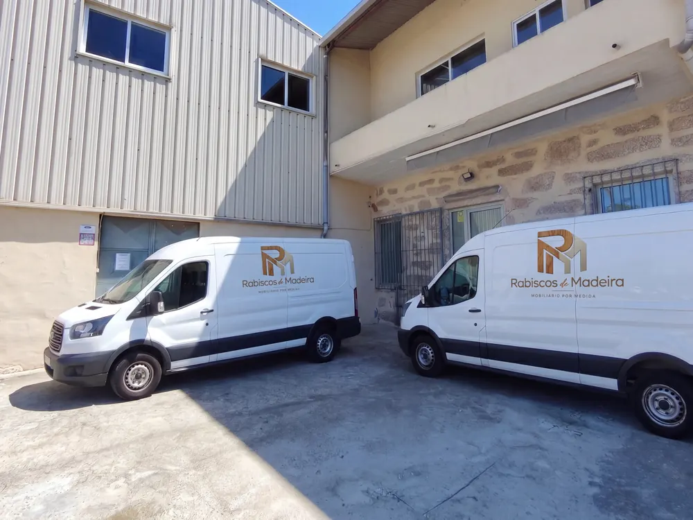 Carrinhas da Rabiscos de Madeira estacionadas em frente às instalações em Lordelo